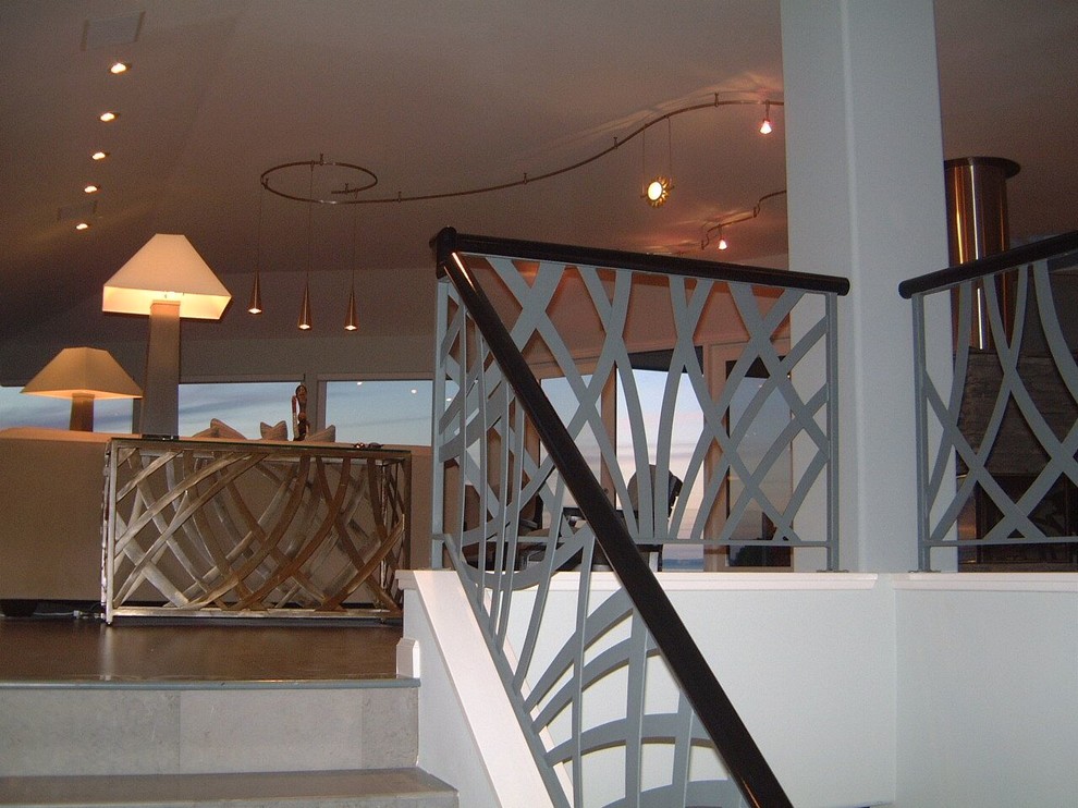 Идея дизайна: лестница среднего размера в стиле модернизм с ступенями из плитки, подступенками из плитки и металлическими перилами