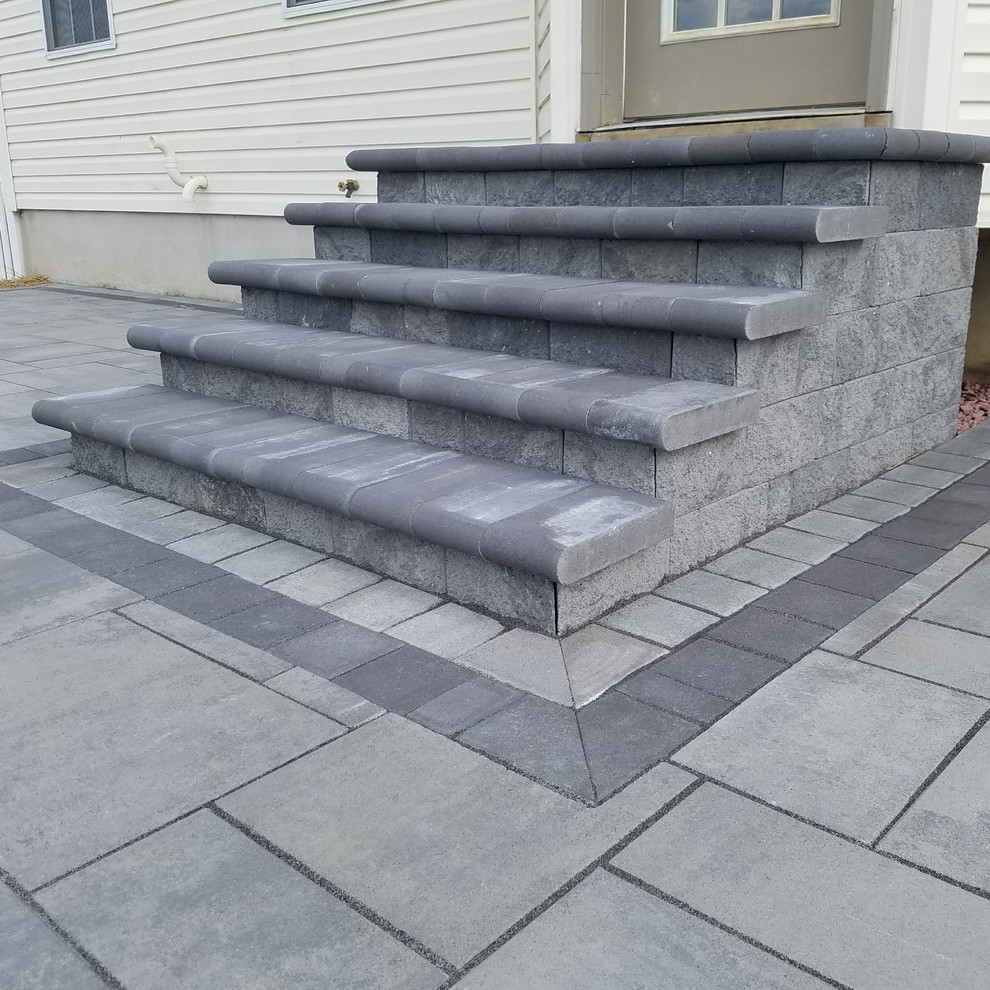 Cette image montre un escalier droit minimaliste en béton de taille moyenne avec des contremarches en béton.