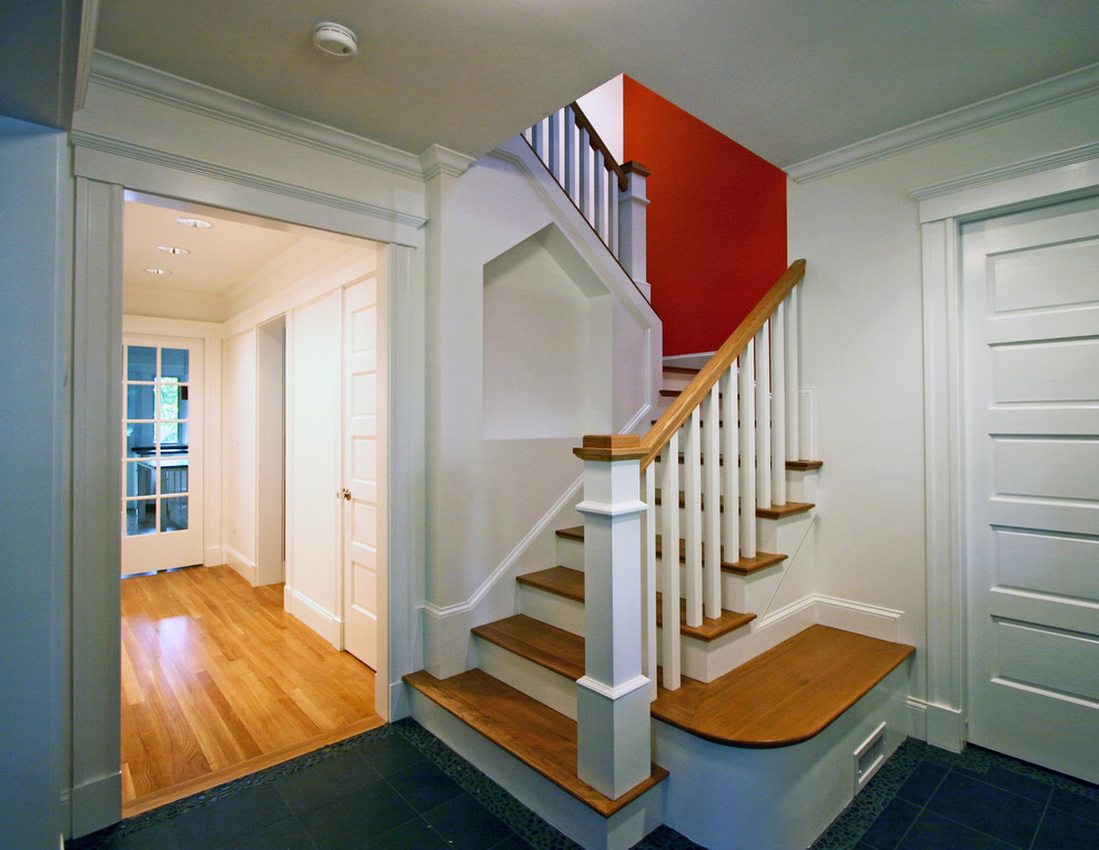 Modelo de escalera en L tradicional de tamaño medio con escalones de madera y contrahuellas de madera pintada