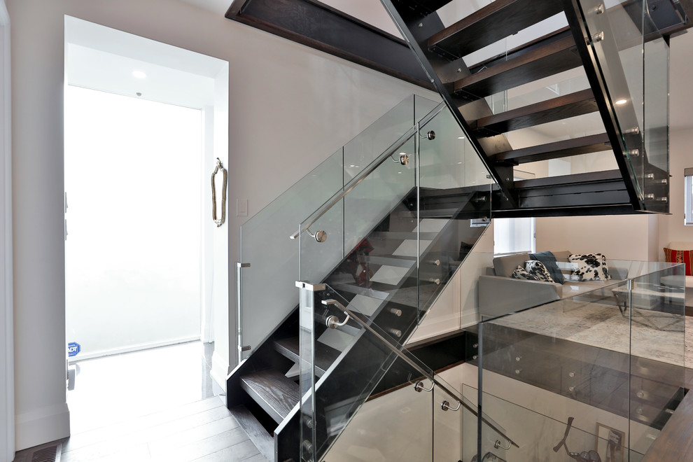Aménagement d'un escalier moderne en U de taille moyenne avec des marches en métal.