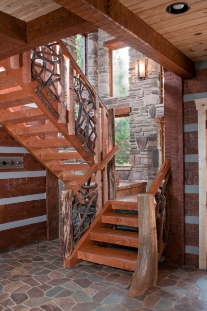 Aménagement d'un grand escalier sans contremarche montagne en L avec des marches en bois.