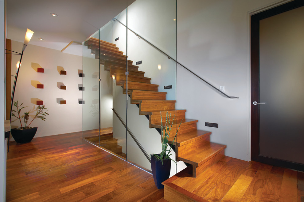 Idée de décoration pour un escalier droit minimaliste.