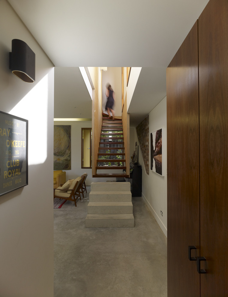 На фото: лестница на больцах в современном стиле с деревянными ступенями с