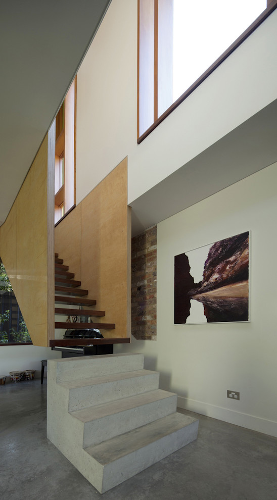 Пример оригинального дизайна: лестница в современном стиле с деревянными ступенями
