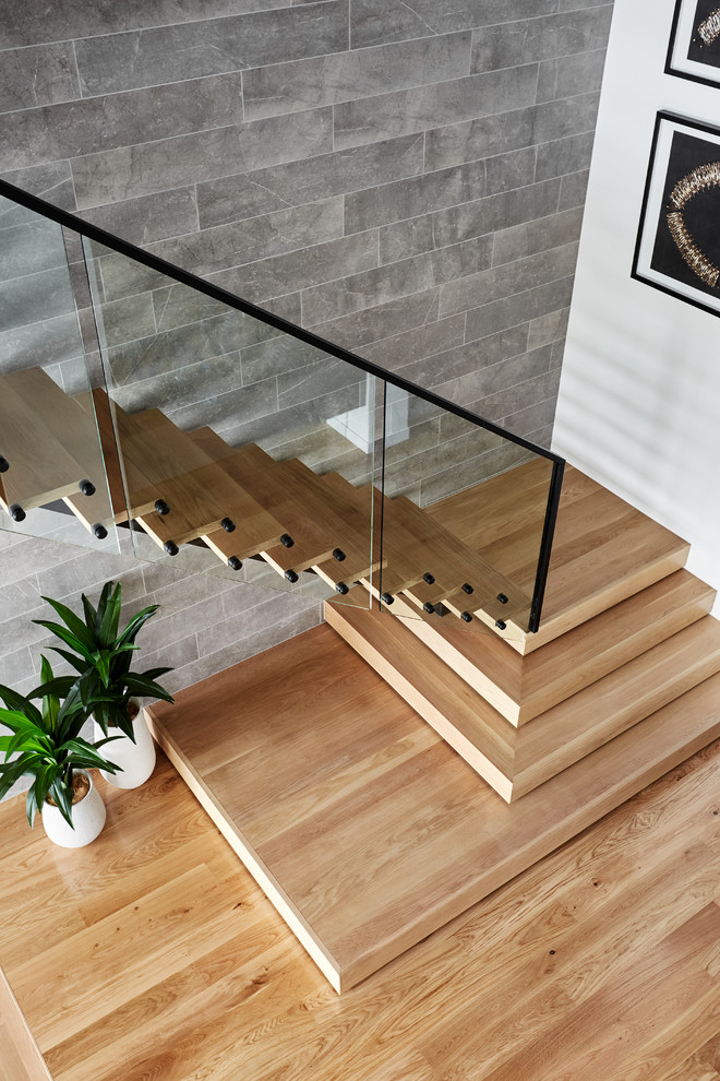 Источник вдохновения для домашнего уюта: угловая лестница среднего размера в современном стиле с деревянными ступенями и металлическими перилами без подступенок