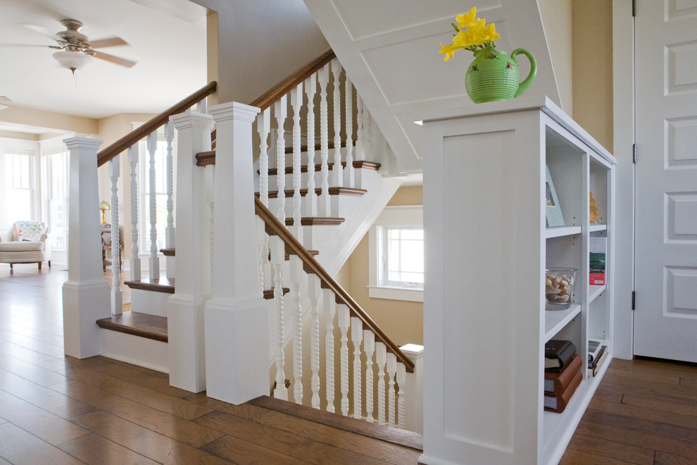 Пример оригинального дизайна: п-образная лестница среднего размера в стиле кантри с деревянными ступенями, крашенными деревянными подступенками и деревянными перилами