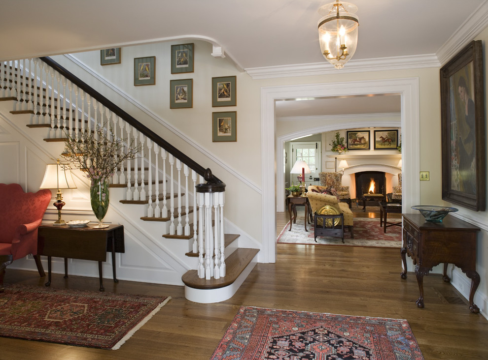 Стильный дизайн: прямая лестница в классическом стиле с деревянными ступенями и крашенными деревянными подступенками - последний тренд
