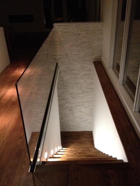 Aménagement d'un escalier contemporain en L de taille moyenne avec des marches en bois et des contremarches en bois.
