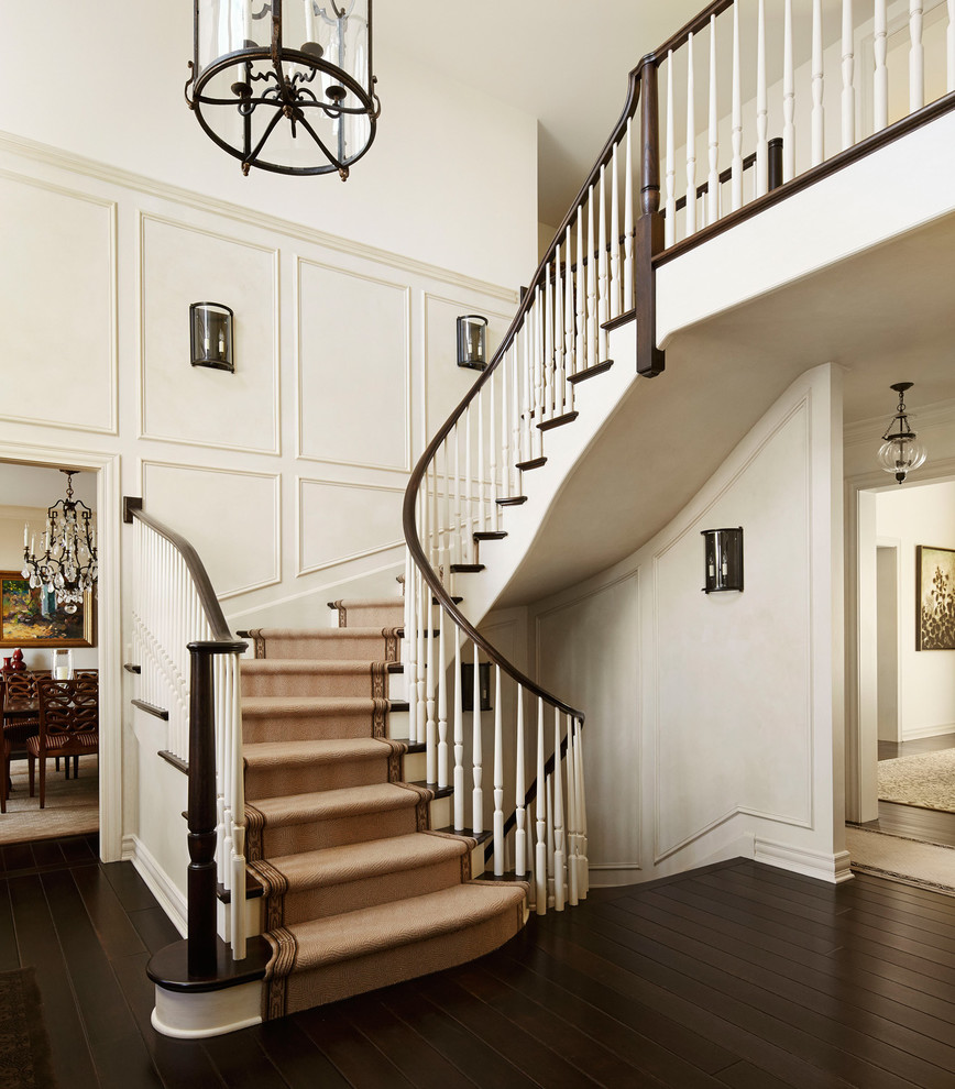 Пример оригинального дизайна: изогнутая лестница в классическом стиле с деревянными ступенями