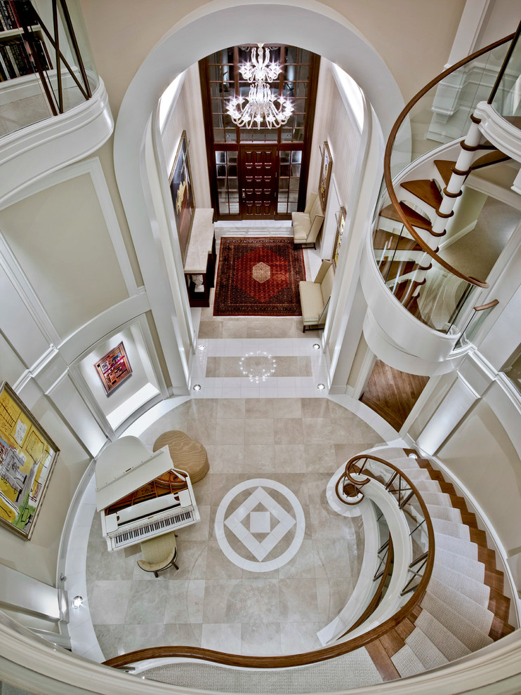 Свежая идея для дизайна: винтовая лестница в стиле неоклассика (современная классика) - отличное фото интерьера
