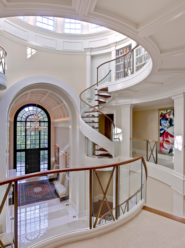 Imagen de escalera de caracol clásica renovada