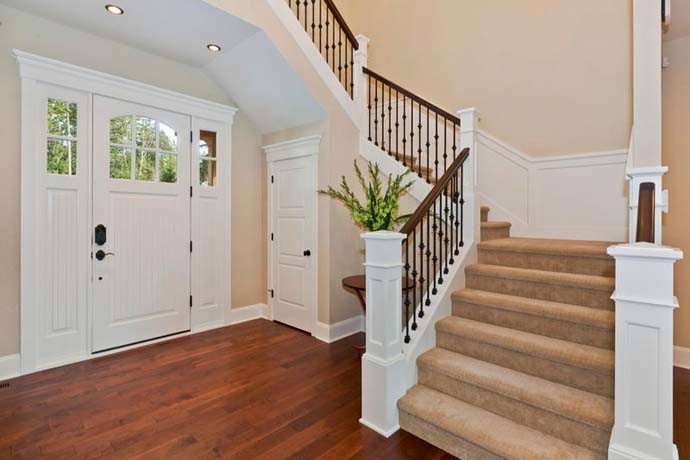 Exemple d'un très grand escalier craftsman en L avec des marches en moquette.