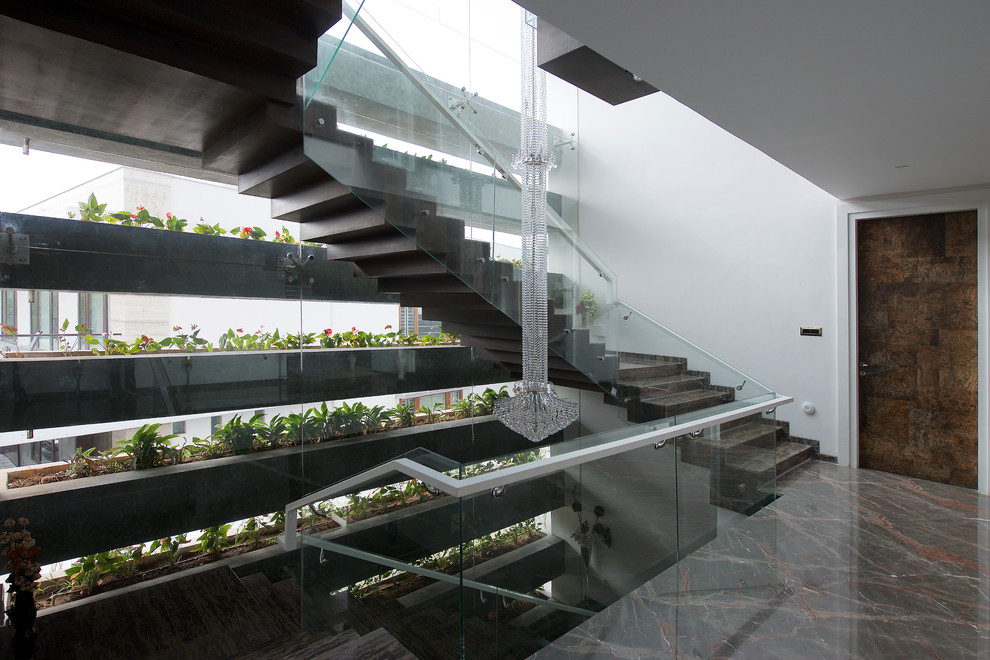 Источник вдохновения для домашнего уюта: п-образная лестница в современном стиле с мраморными ступенями, подступенками из мрамора и стеклянными перилами
