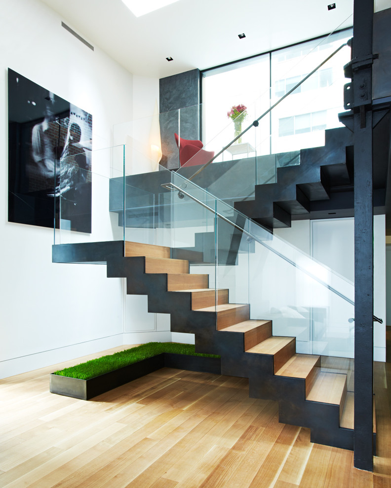 На фото: п-образная деревянная лестница в современном стиле с деревянными ступенями