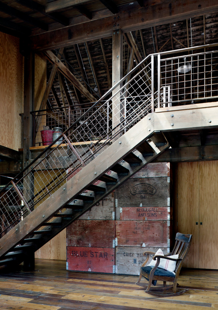 シアトルにあるラスティックスタイルのおしゃれな直階段の写真