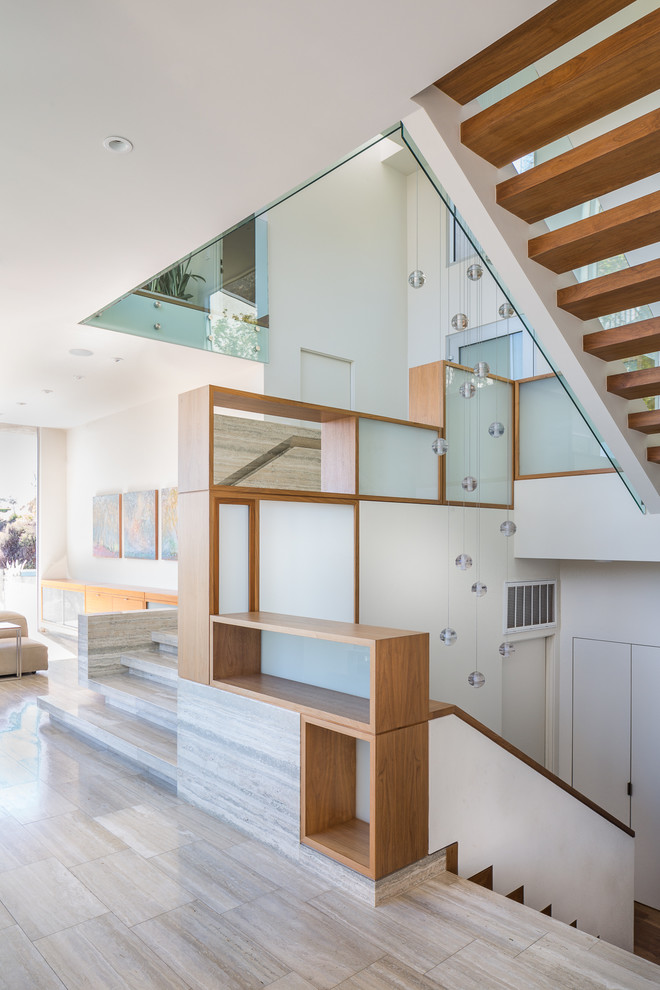 Источник вдохновения для домашнего уюта: огромная лестница на больцах в современном стиле с деревянными ступенями и стеклянными перилами