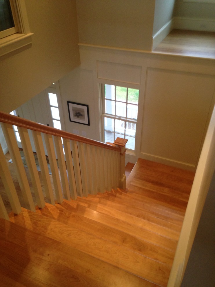 Imagen de escalera en L clásica pequeña con escalones de madera y contrahuellas de madera pintada
