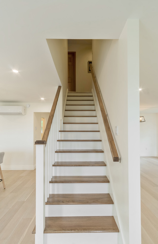 Ejemplo de escalera recta marinera con escalones de madera y barandilla de madera