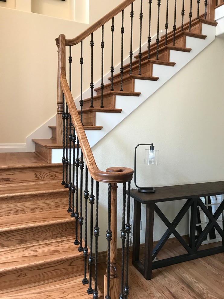 Стильный дизайн: угловая деревянная лестница среднего размера в классическом стиле с деревянными ступенями и металлическими перилами - последний тренд