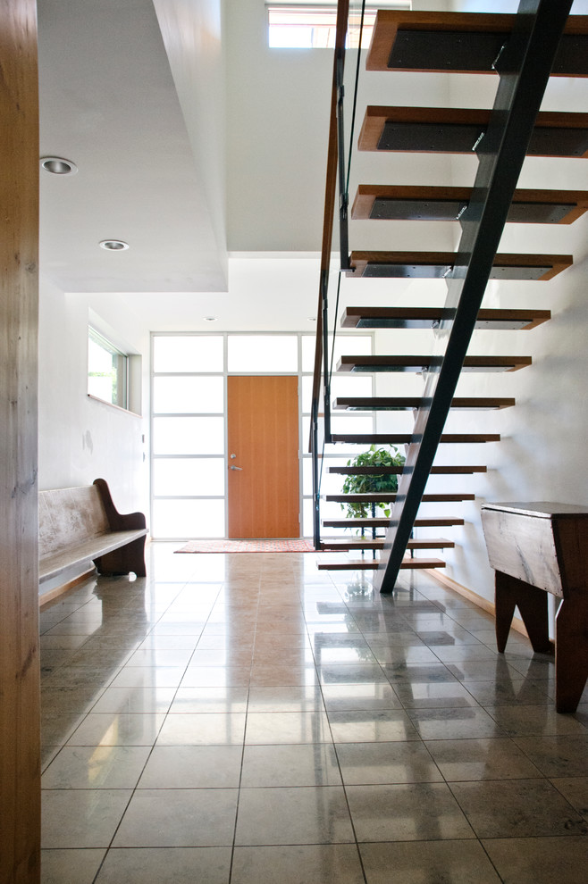Diseño de escalera recta actual de tamaño medio sin contrahuella con escalones de madera