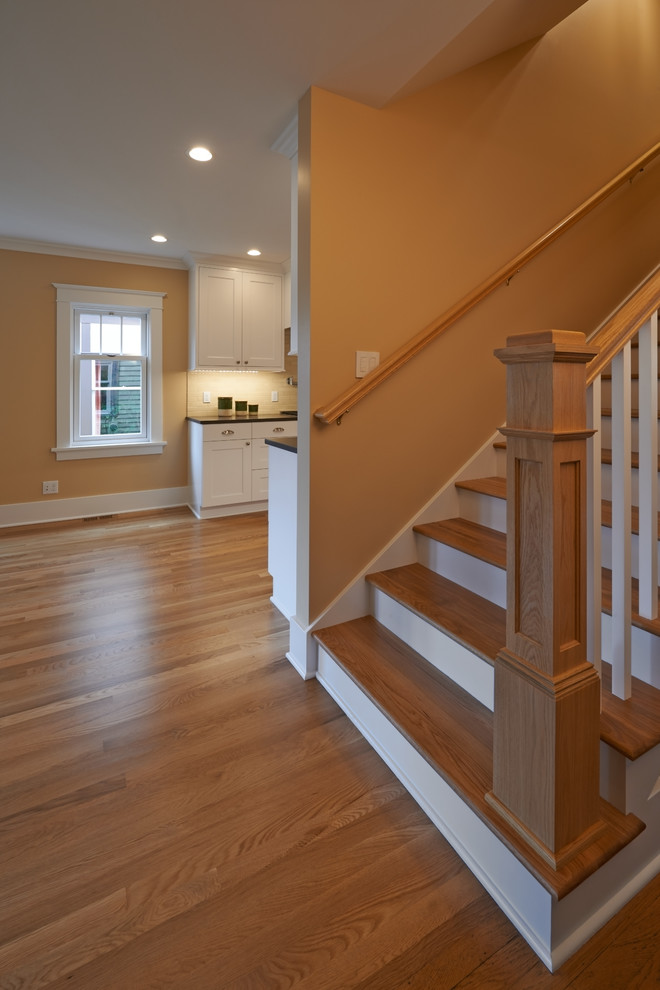 Imagen de escalera recta de estilo americano de tamaño medio con escalones de madera y contrahuellas de madera pintada