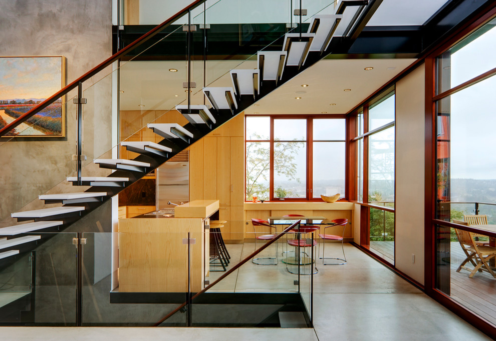 Пример оригинального дизайна: прямая лестница среднего размера в современном стиле с стеклянными ступенями без подступенок
