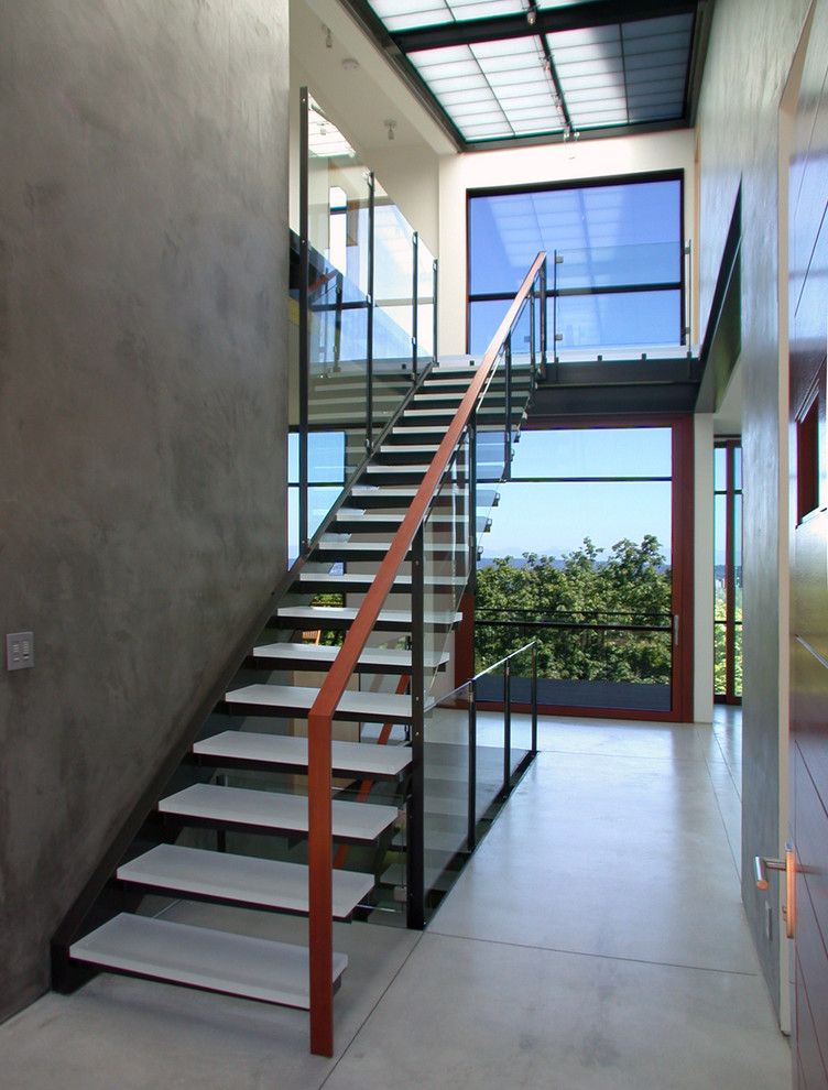 Свежая идея для дизайна: лестница на больцах в современном стиле без подступенок - отличное фото интерьера