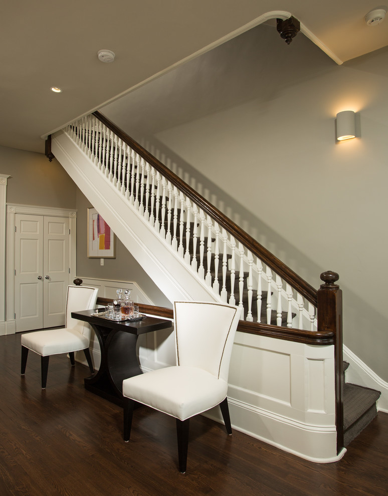 Imagen de escalera recta clásica grande con escalones enmoquetados, contrahuellas enmoquetadas y barandilla de madera