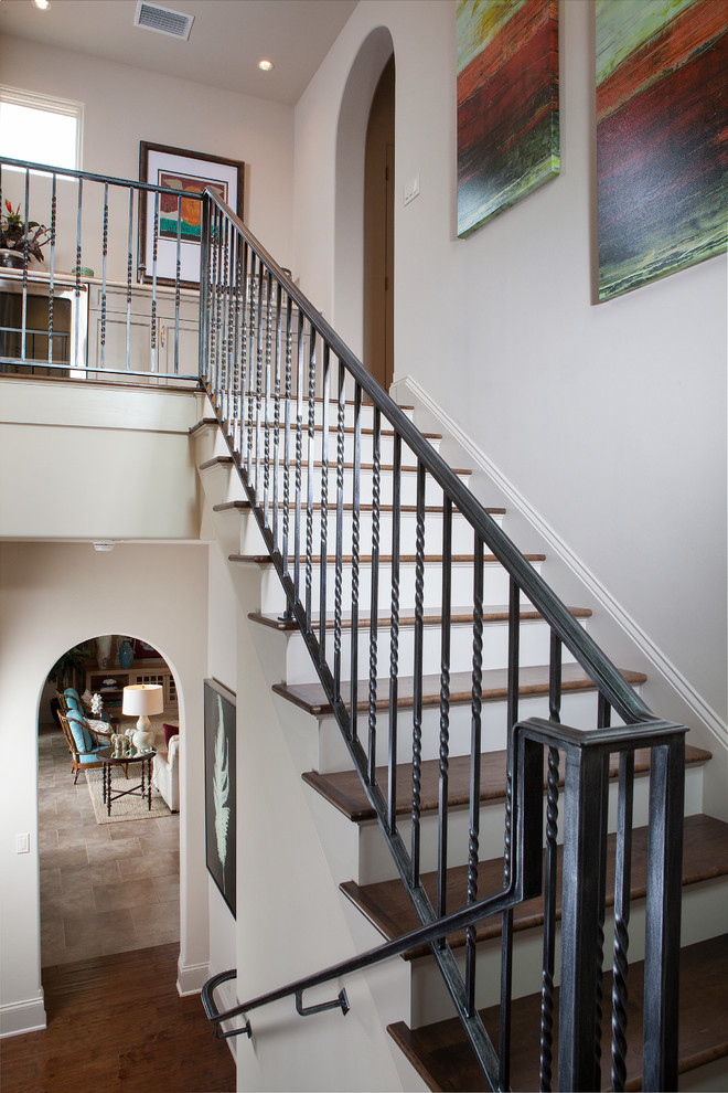 Ejemplo de escalera exótica con escalones de madera