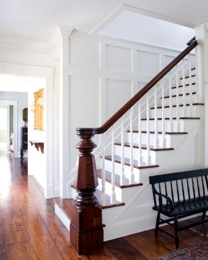 Пример оригинального дизайна: прямая деревянная лестница среднего размера в морском стиле с деревянными ступенями