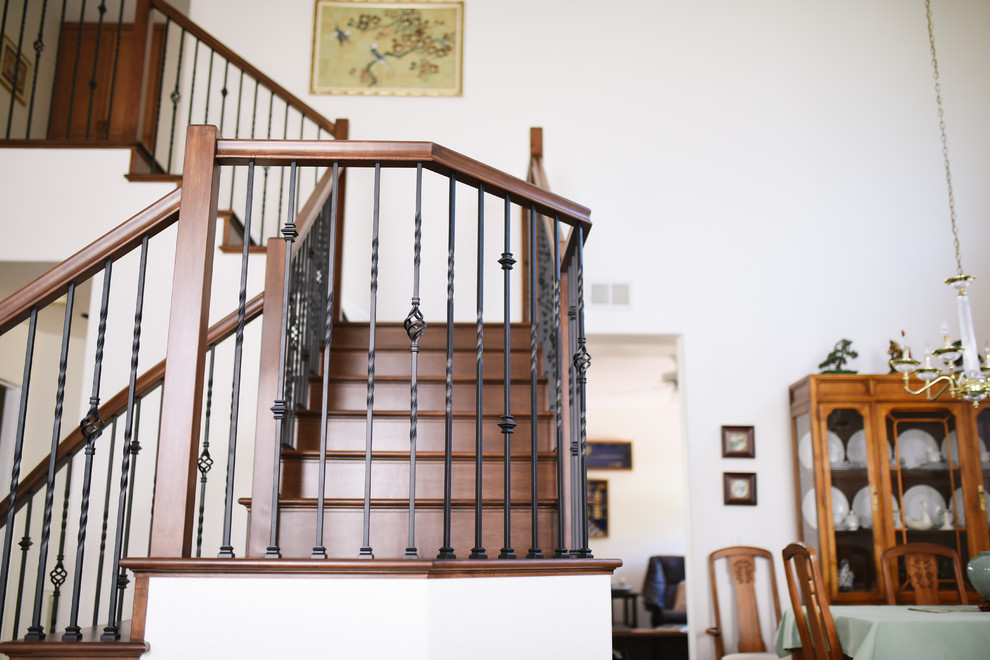 На фото: п-образная деревянная лестница среднего размера в стиле неоклассика (современная классика) с деревянными ступенями и металлическими перилами с
