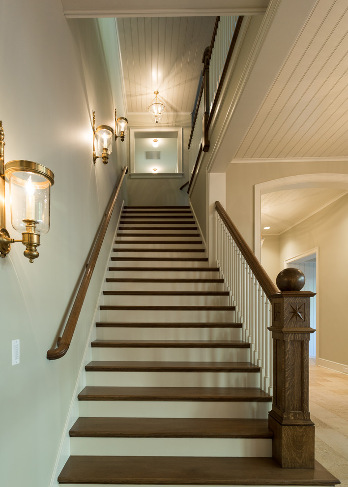 Foto de escalera recta clásica grande con escalones de madera y contrahuellas de madera pintada