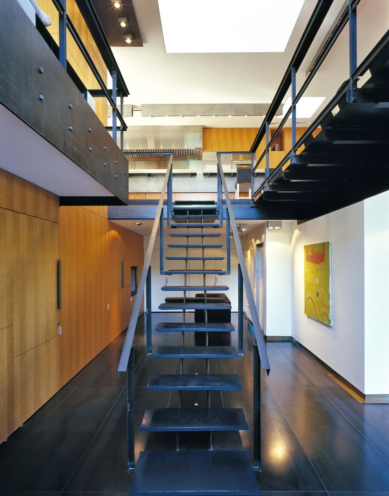 Idée de décoration pour un escalier sans contremarche droit design avec des marches en métal et palier.