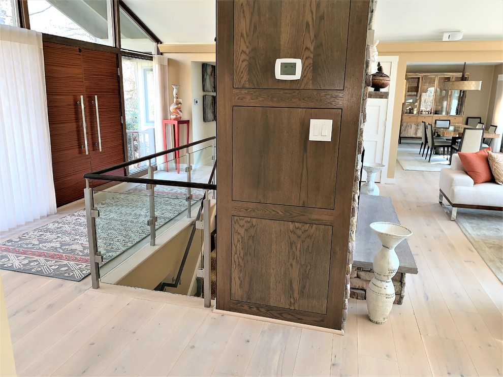 Ejemplo de escalera recta actual con barandilla de vidrio