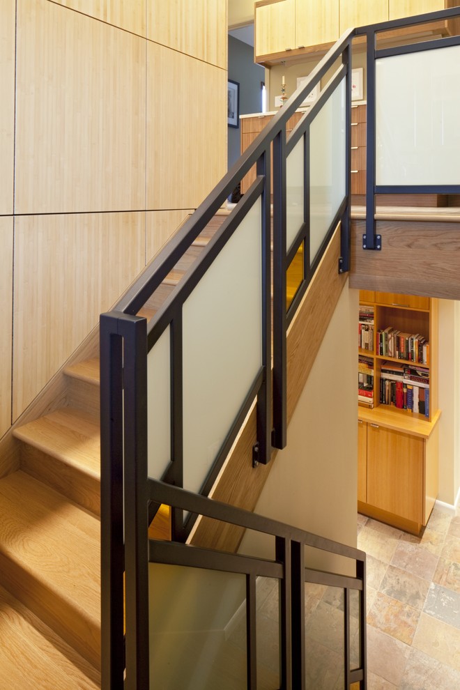 Foto de escalera moderna con escalones de madera y contrahuellas de madera
