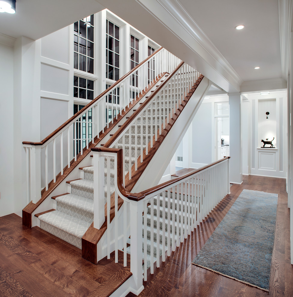 Cette image montre un escalier peint traditionnel avec des marches en bois.