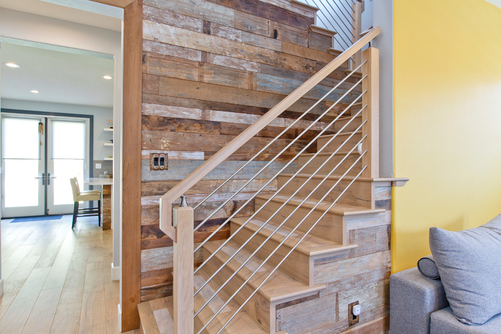 タンパにある高級な中くらいなトランジショナルスタイルのおしゃれな直階段 (木の蹴込み板、混合材の手すり) の写真