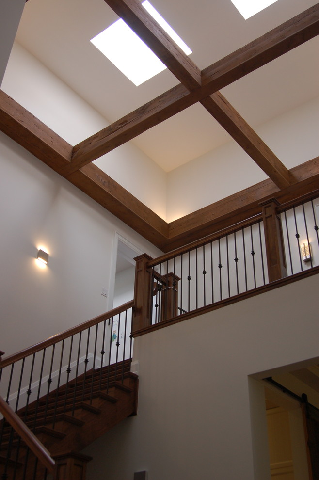 Стильный дизайн: большая п-образная деревянная лестница в стиле кантри с деревянными ступенями и перилами из смешанных материалов - последний тренд