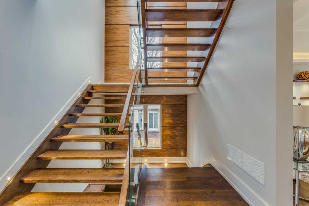 Стильный дизайн: лестница среднего размера, на больцах в стиле модернизм с деревянными ступенями без подступенок - последний тренд