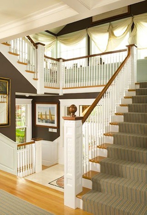 Свежая идея для дизайна: п-образная лестница среднего размера в морском стиле с ступенями с ковровым покрытием и ковровыми подступенками - отличное фото интерьера