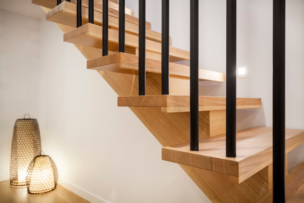 Gerade, Mittelgroße Moderne Treppe mit Holz-Setzstufen in Melbourne