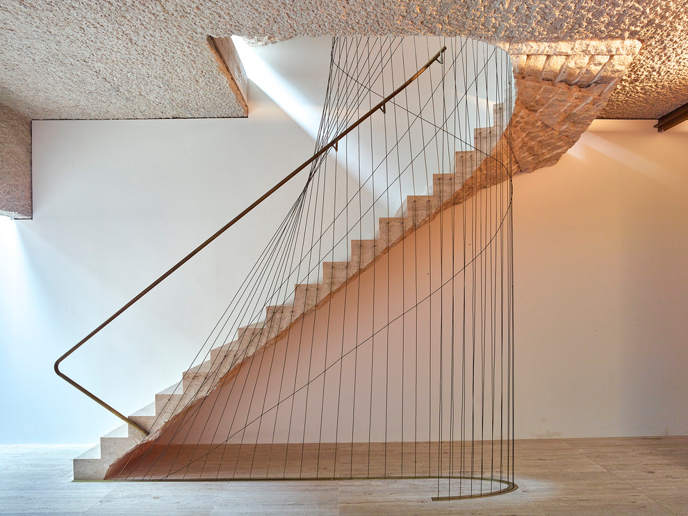 На фото: прямая лестница среднего размера в стиле фьюжн с ступенями из известняка, подступенками из известняка и металлическими перилами