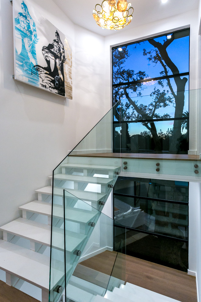 Große Moderne Treppe in U-Form mit gefliesten Treppenstufen und offenen Setzstufen in Los Angeles