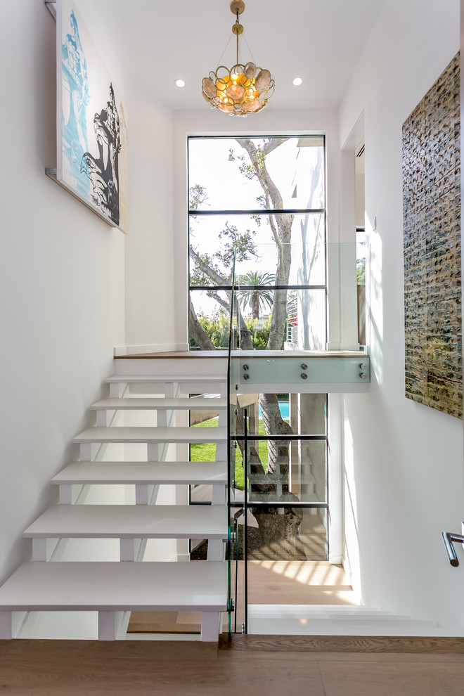 Свежая идея для дизайна: п-образная лестница в современном стиле без подступенок - отличное фото интерьера