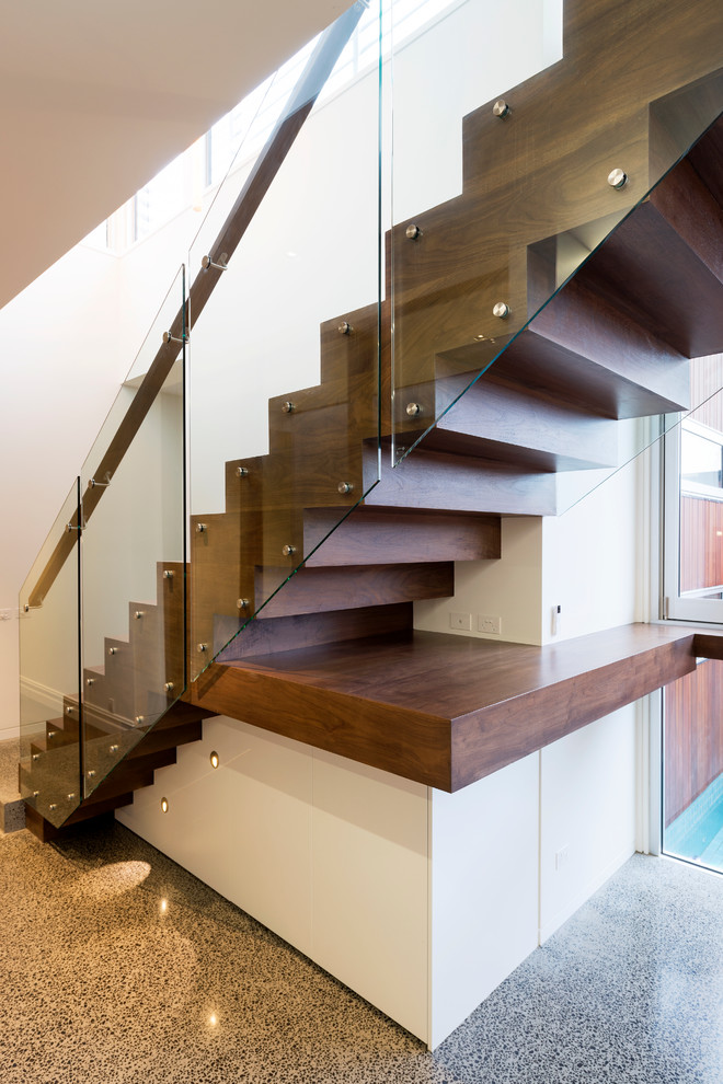 Idée de décoration pour un escalier design avec rangements.