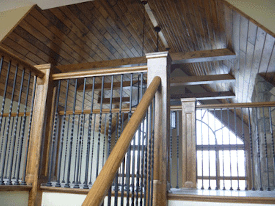 На фото: угловая металлическая лестница среднего размера в классическом стиле с деревянными ступенями