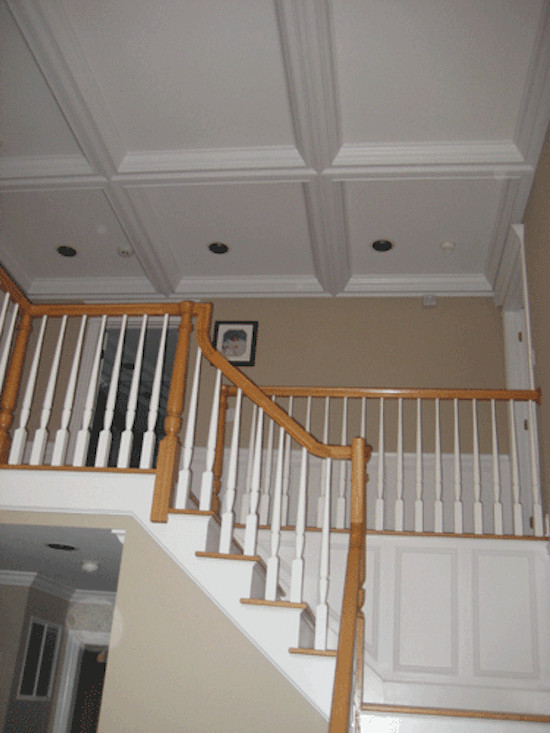 На фото: угловая металлическая лестница среднего размера в классическом стиле с деревянными ступенями с