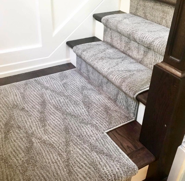 Foto de escalera en L clásica renovada de tamaño medio con escalones de madera, contrahuellas de madera y barandilla de metal