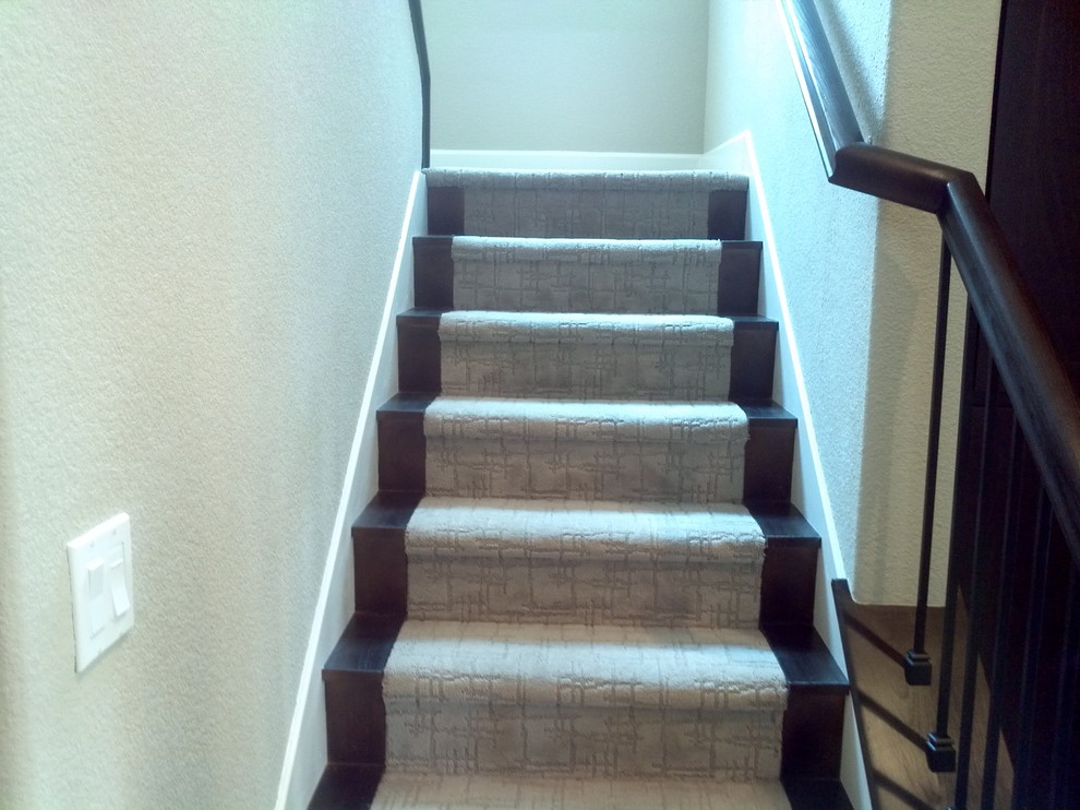 Свежая идея для дизайна: п-образная лестница среднего размера в стиле неоклассика (современная классика) с ступенями с ковровым покрытием и ковровыми подступенками - отличное фото интерьера