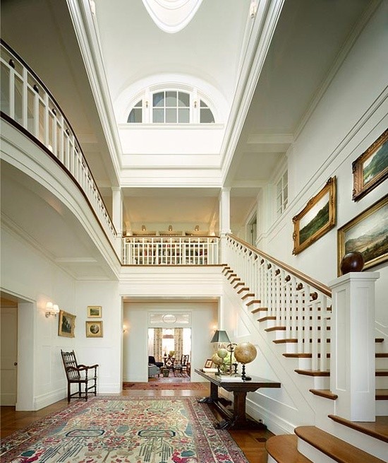 Imagen de escalera recta clásica de tamaño medio con escalones de madera y contrahuellas de madera pintada